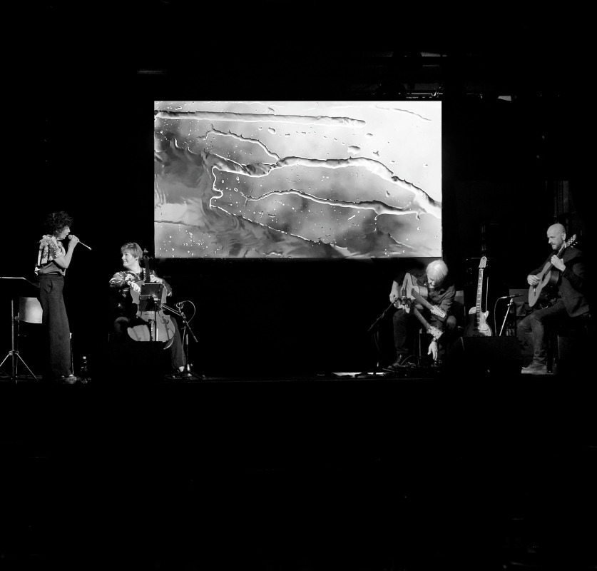The_South_06 26.04.2024 Konzert mit Claus Boesser Projekt „The South“
Besetzung:
Jutta Glaser: Vocals
Katja Zakotnik: Cello
Claus Boesser-Ferrari: Guitars, Electronics
Mia Ferrari: Film, Visuals
Special Guest Johannes Tonio Kreusch: Classical Guitar
© Manfred Rinderspacher